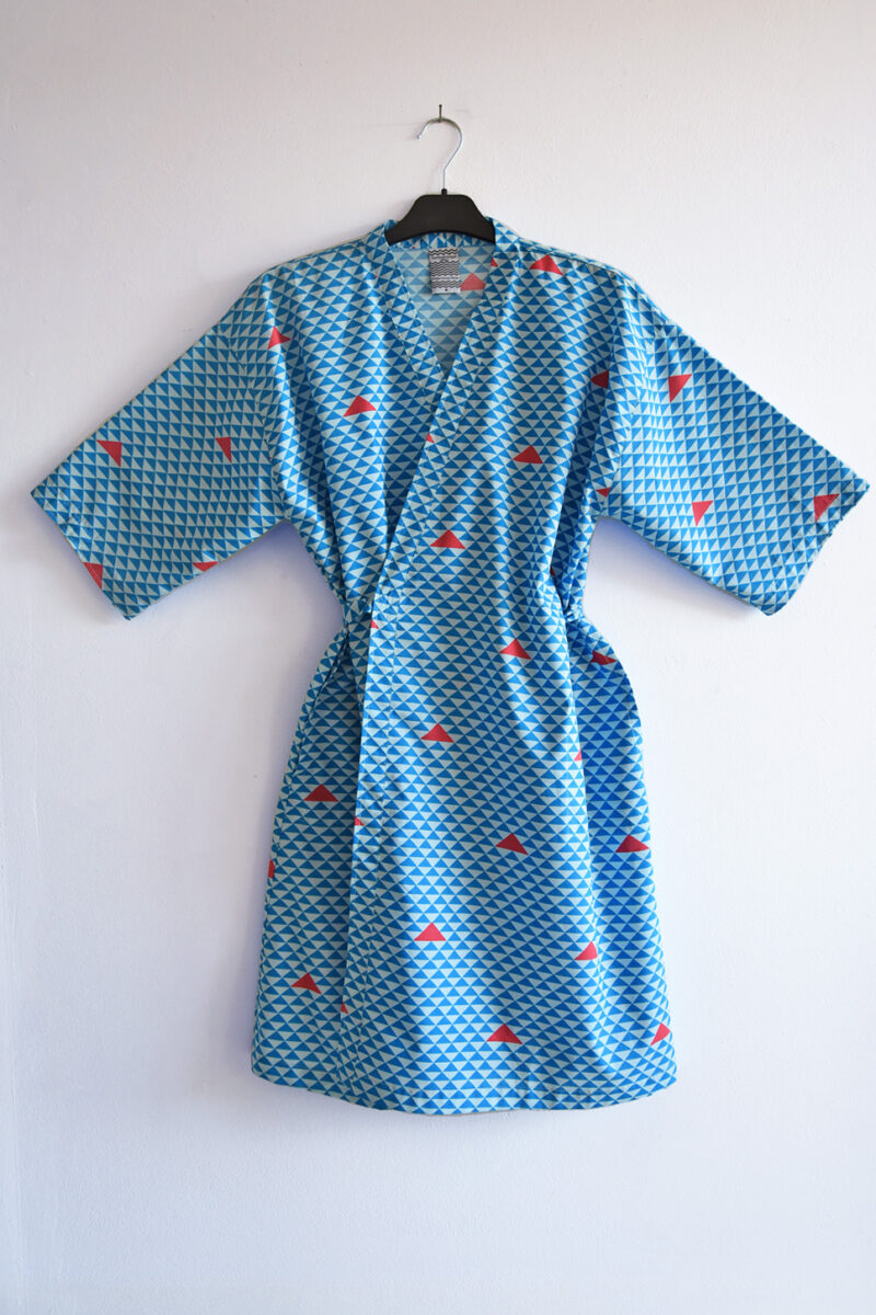 Kimono-klänning PYRAMID HIMMELSBLÅ, LJUSBLÅ & VALLMORÖD